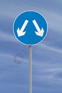 欧洲交通信号组织标志路标蓝色天空背景图片