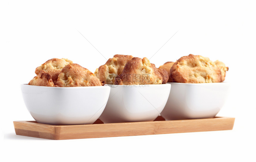 三个白碗中的新鲜烤苹果饼干图片