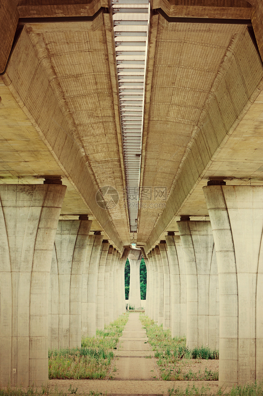 从桥下修建公路的桥梁下面技术景观工业建筑学车道城市运输交通溪流图片