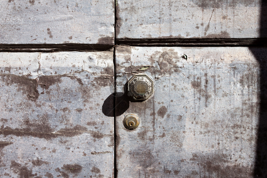 锁着一扇老木板和破旧的门木材房子安全锁孔钥匙闩锁风格腐蚀百叶窗建筑学图片