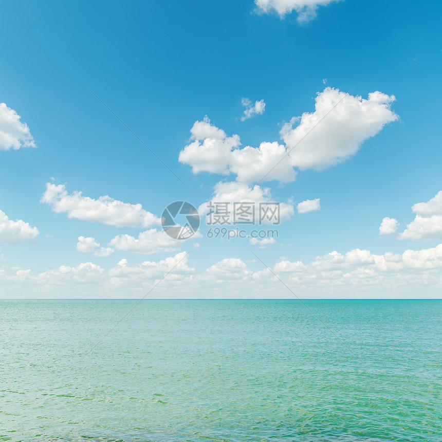 蓝色多云天空的风平海图片