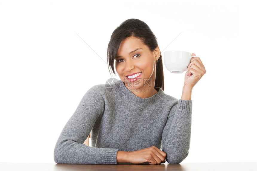 年轻女人喝着大杯的酒青年咖啡女孩女性微笑混血儿女士享受成人芳香图片