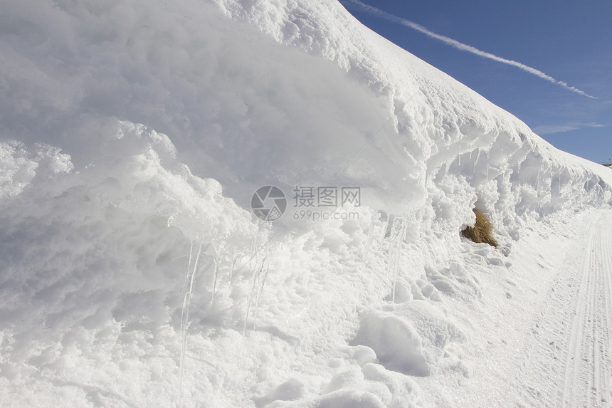 冬天的多洛美人阴影环境太阳滑雪者日落滑雪全景旅游闲暇射线图片