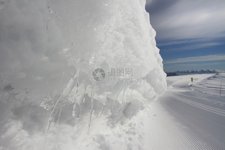 冬天的多洛美人阳光白色全景射线旅游环境太阳阴影旅行滑雪者图片