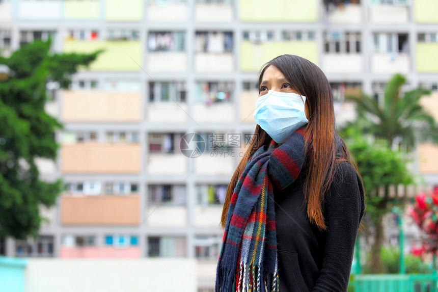 在拥挤的城市 戴医疗面罩的妇女空气预防安全女孩面具感染飞机场女性物质图片