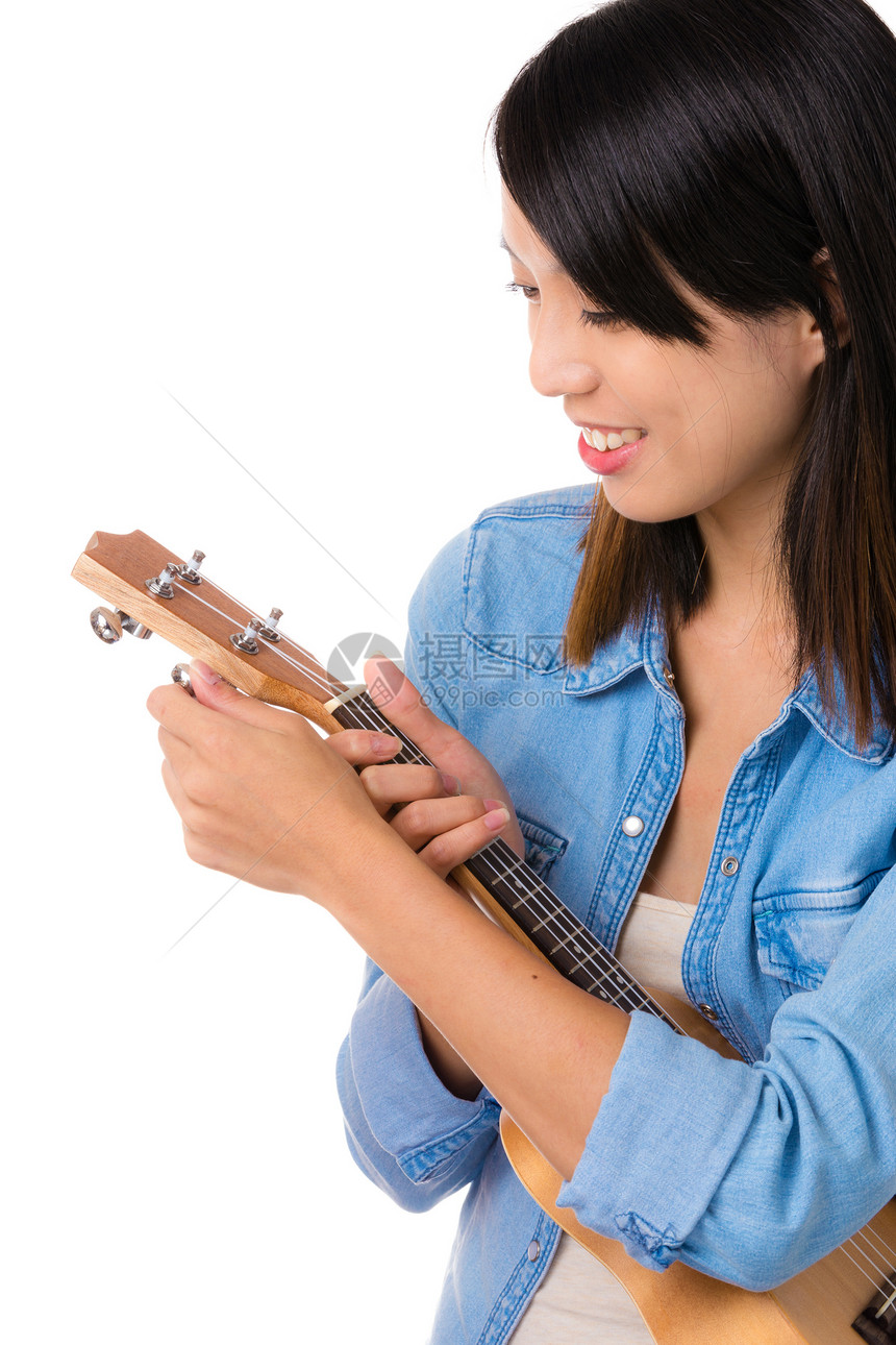 亚裔妇女调音ukelele图片