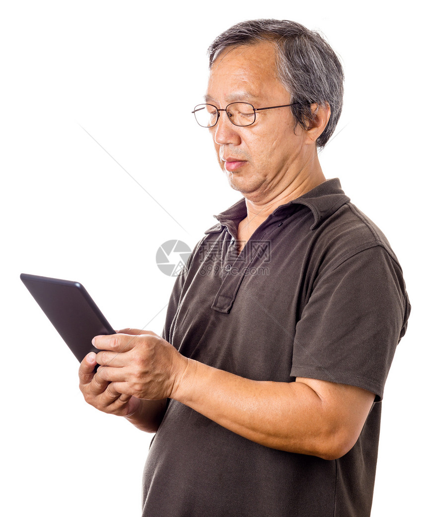 亚裔男子使用平板板男人眼睛人员电脑眼镜父亲学习文化老年外表图片