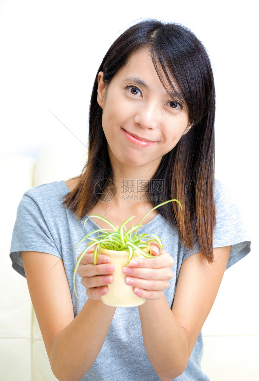 拥有陶工厂的亚洲妇女女士盆栽白色女子女人女性微笑短发绿色绿色植物图片