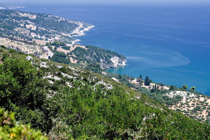 希腊Zakynthos岛的美丽海岸线 希腊绿色树木海岸闲暇薄雾白色风景蓝色山脉黄色图片