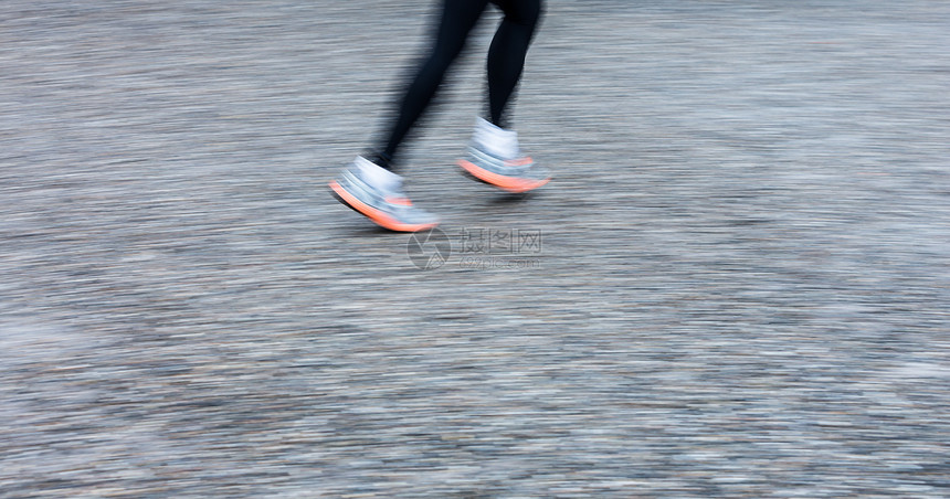 城市环境跨科技中运动操纵器脚的模糊女士赛跑者女性身体场地天空跑步活力竞赛运动员图片