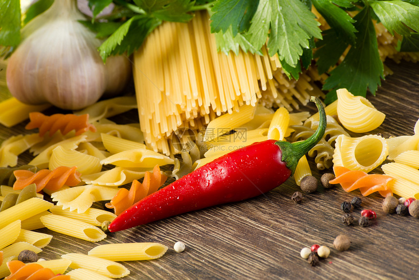 意大利意大利意面和蔬菜香肠沙拉胸部草药桌子美食午餐烹饪盘子胡椒图片