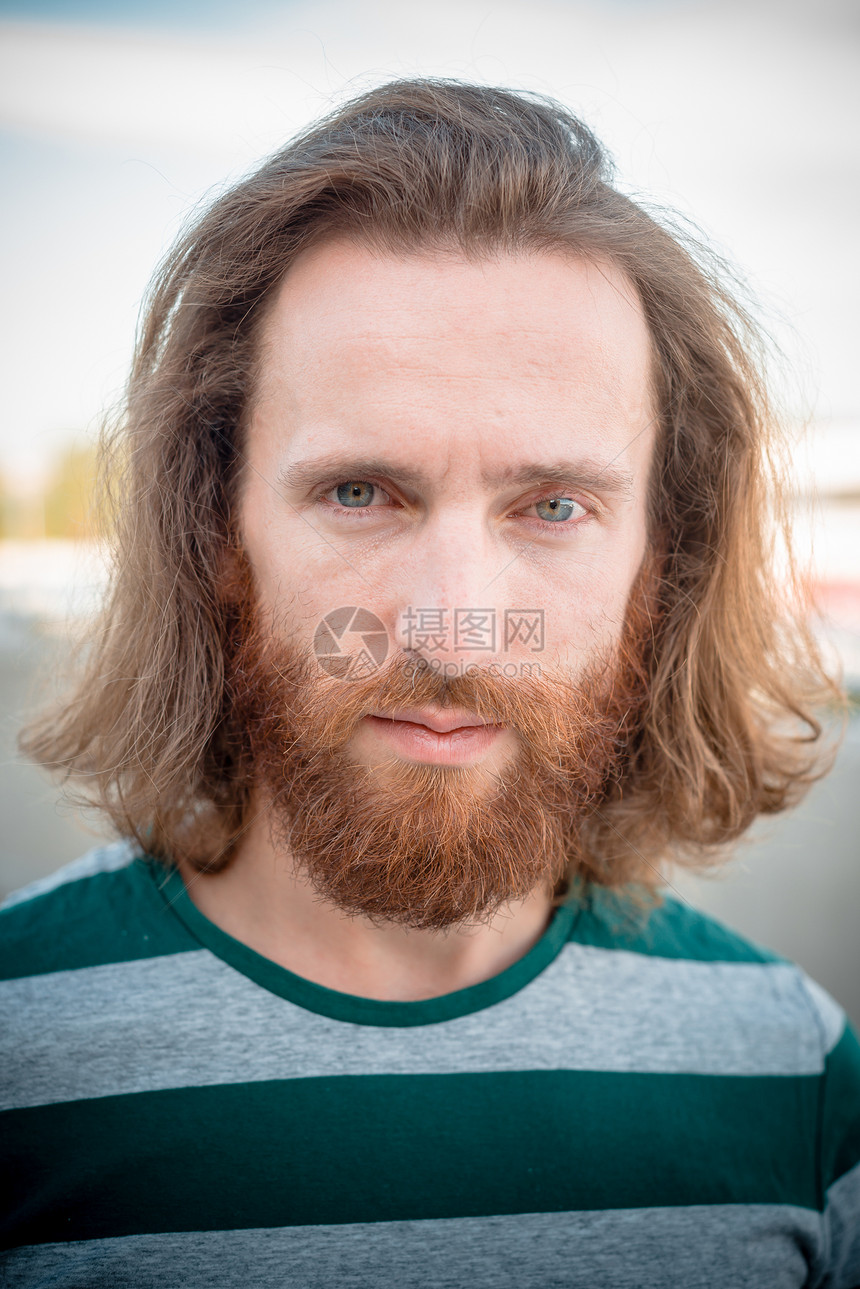 具有长长红色头发和胡须生活方式的时时时时流行模式男人冒充城市发型街道男性眼睛蓝色潮人胡子图片