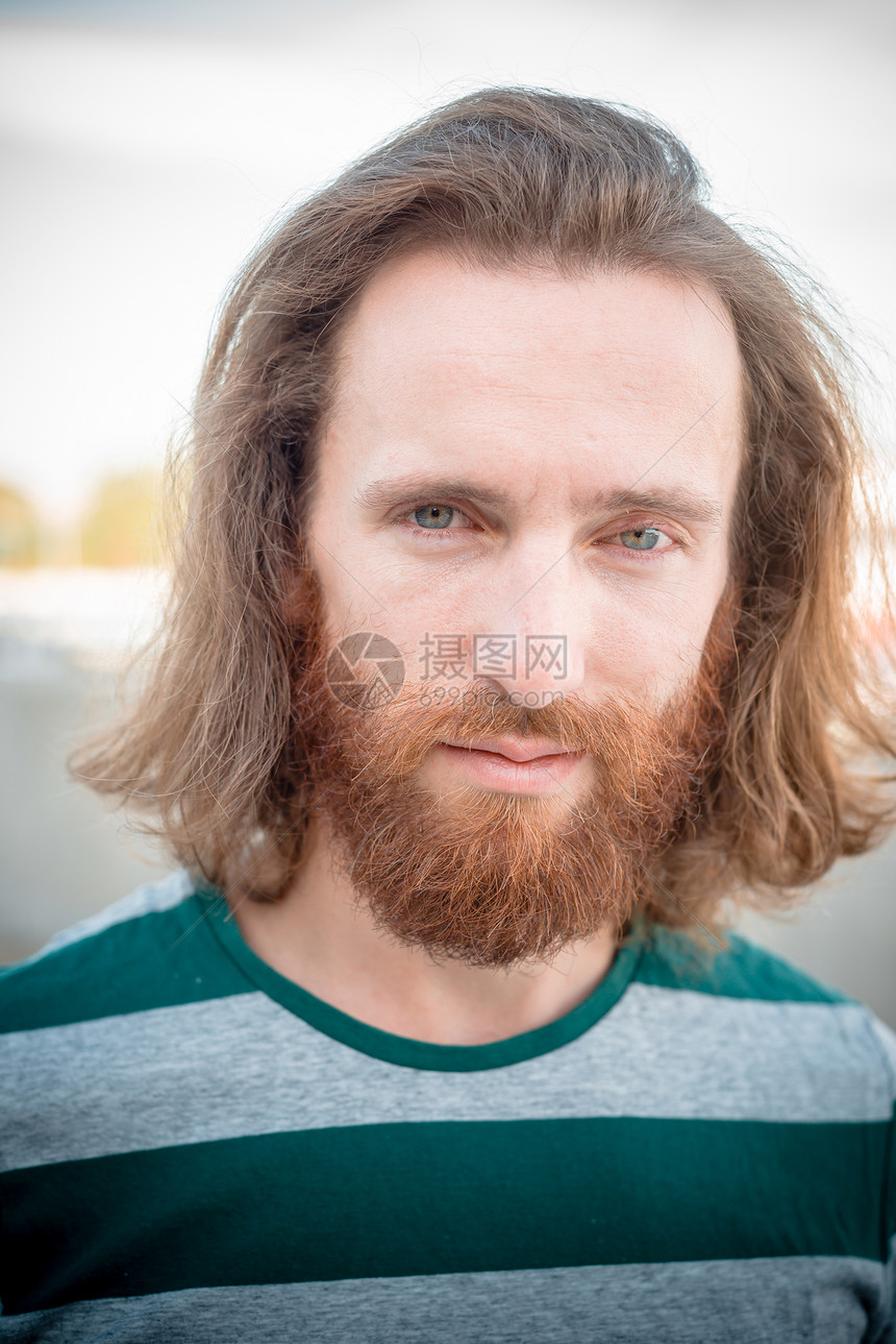 具有长长红色头发和胡须生活方式的时时时时流行模式城市潮人冒充蓝色胡子眼睛男性男人发型街道图片