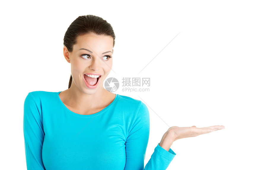 年轻女性在手掌上提供复制空间喜悦快乐商业产品黑发广告成人白色手势棕榈图片