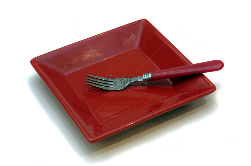 红甜点板和白上隔离的叉子正方形餐具菜肴红色甜点盘子图片