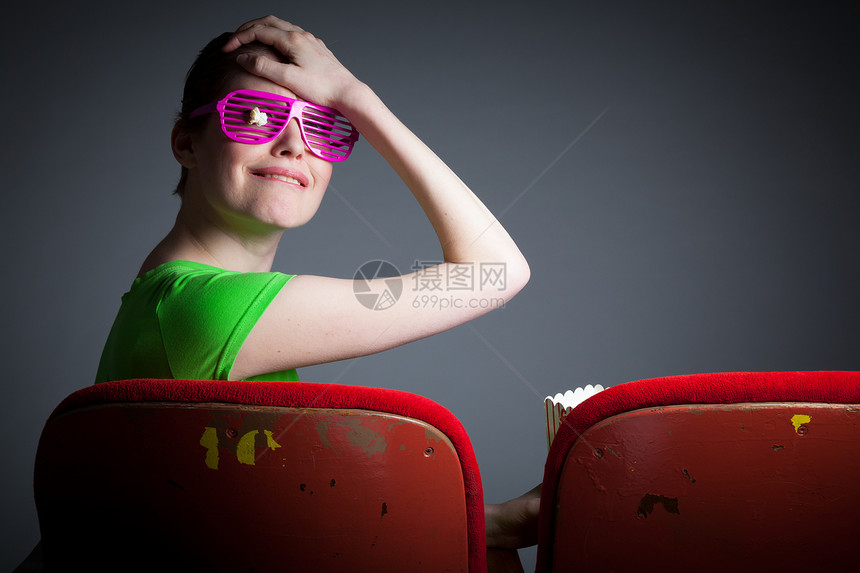 演播室30次拍摄的有吸引力的caucasian女孩背景休闲服悲伤红色眼镜看台剧院女性白色愤怒图片
