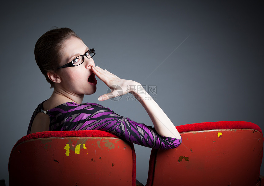 演播室30次拍摄的有吸引力的caucasian女孩看台红色灰色天鹅绒情绪歌剧愤怒电影剧院紫色图片