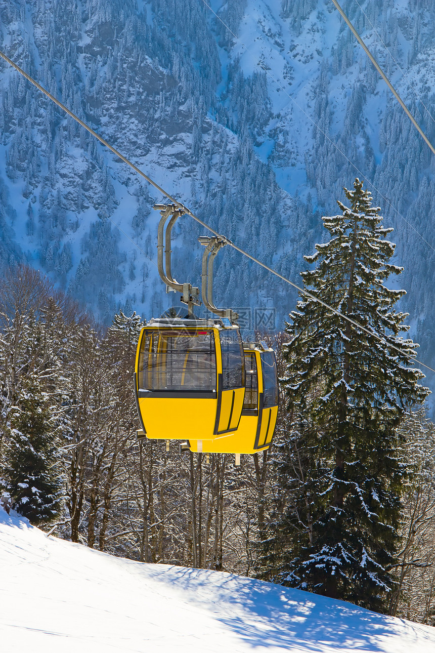 冰山中的冬天水晶粉末蓝色晴天雪橇森林旅游荒野寒意滑雪图片