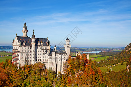 秋天森林扁平风格纽施旺斯坦城堡蓝色公园童话大厦石头骑士建筑天空历史森林背景