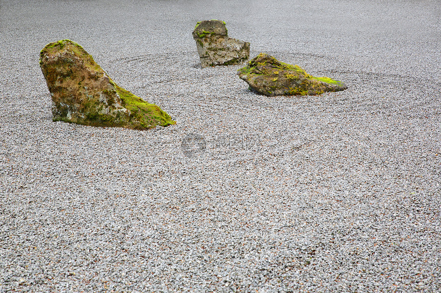 赞岩花园岩石石头艺术倾斜平衡灵魂精神圆形花园场景图片