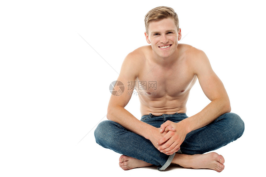 坐在地上的不穿衣服的男人图片