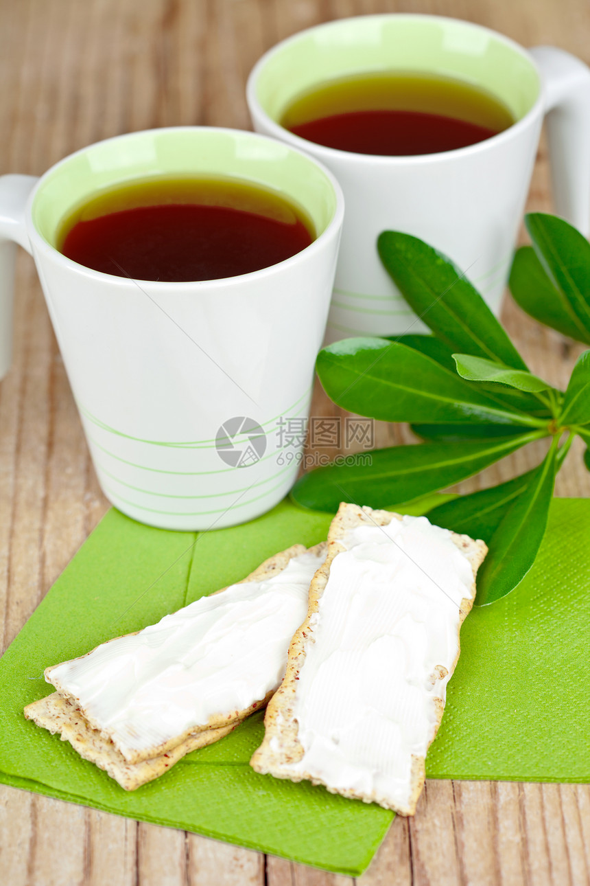 茶叶和奶油奶酪饼干蛋糕杯子液体小吃糕点木头餐巾面包茶点谷物图片