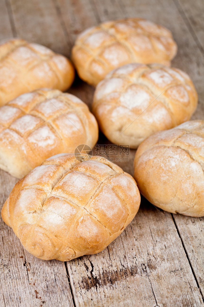 6个新鲜烤面包包图片