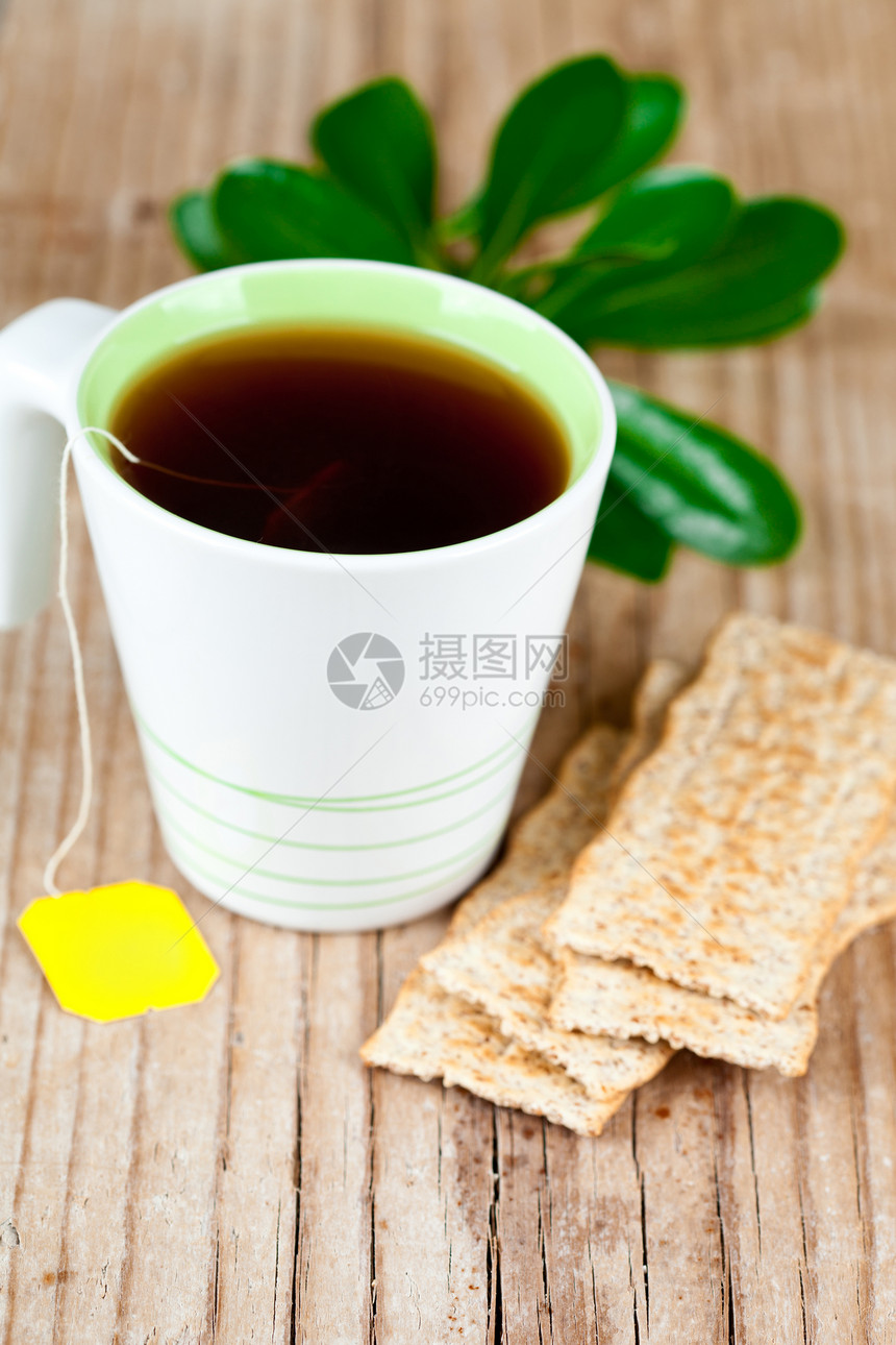 茶杯和谷物饼干图片