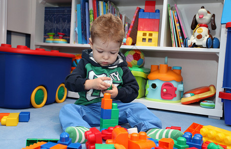男孩子房间一个玩塑料块的男孩子玩具建设者积木儿童游戏童年构造喜悦婴儿背景