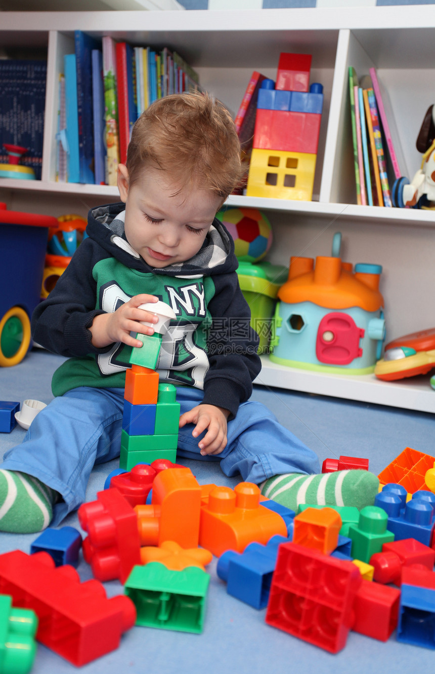 一个玩塑料块的男孩子积木儿童活动孩子构造婴儿房间玩具建设者塑料图片