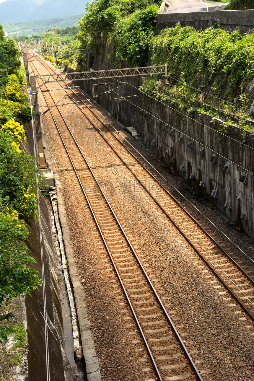 铁路小路场地绿色过境岩石森林运输火车草地旅行图片