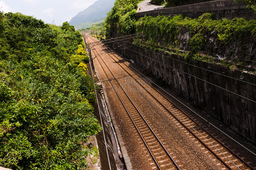 铁路岩石小路过境火车场地森林运输绿色旅行草地图片