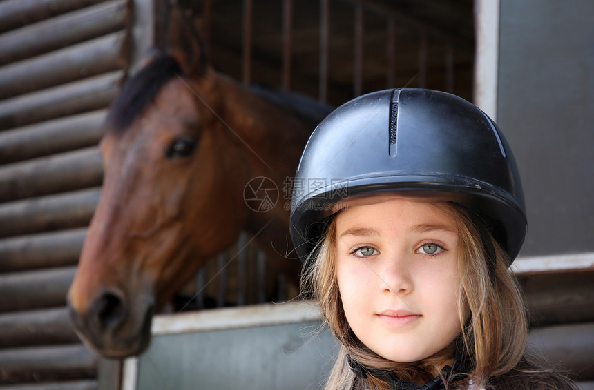 小女孩和棕马骑士农场农村国家马术娱乐朋友竞赛骑师童年图片
