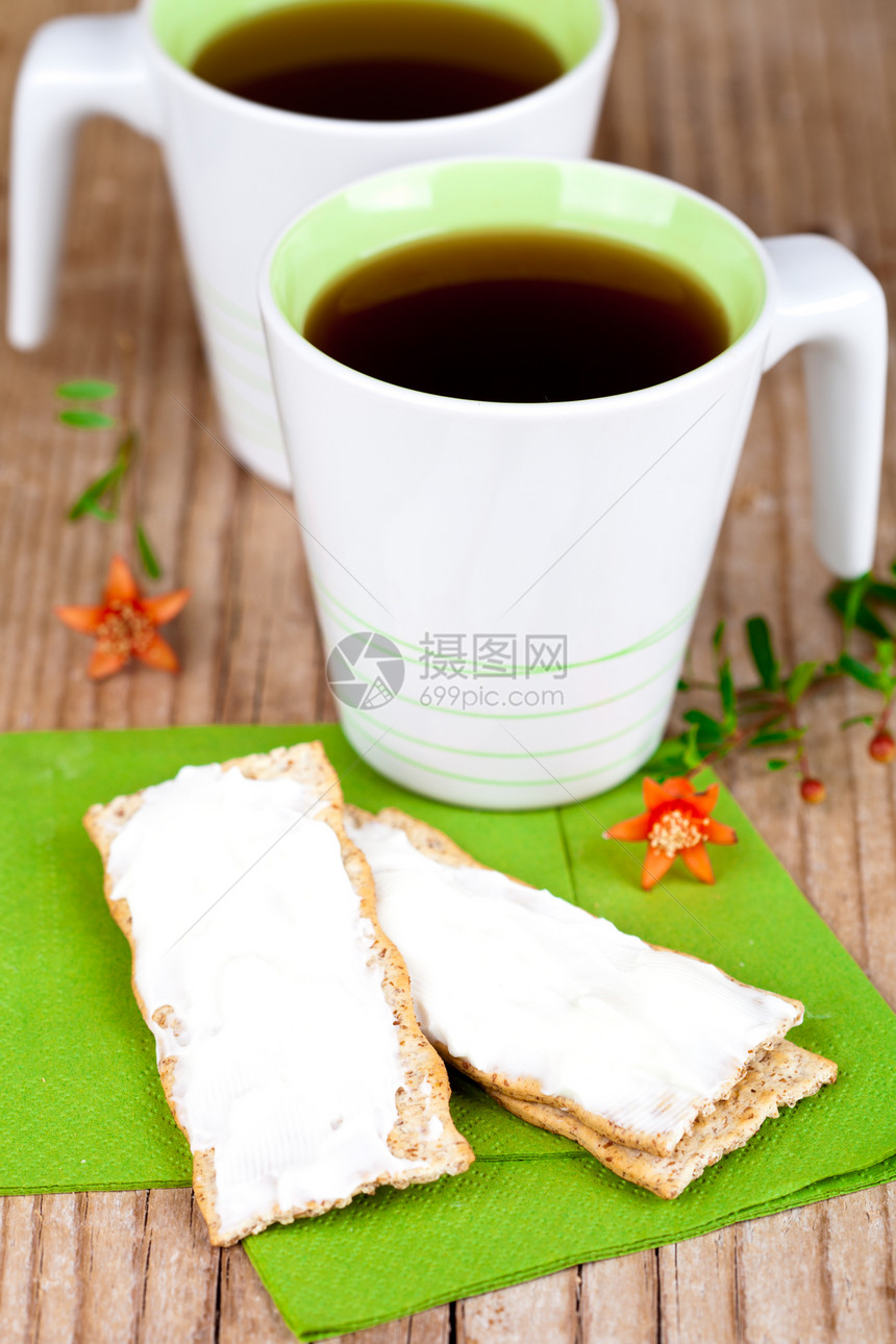 茶叶和奶油奶酪饼干面包脆皮甜点杯子茶点饼干液体木头早餐食物图片