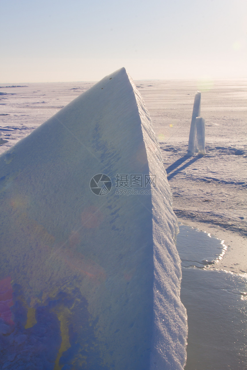 太阳上的冰雪全球裂缝天空变化蓝色浮冰气候荒野风景季节图片