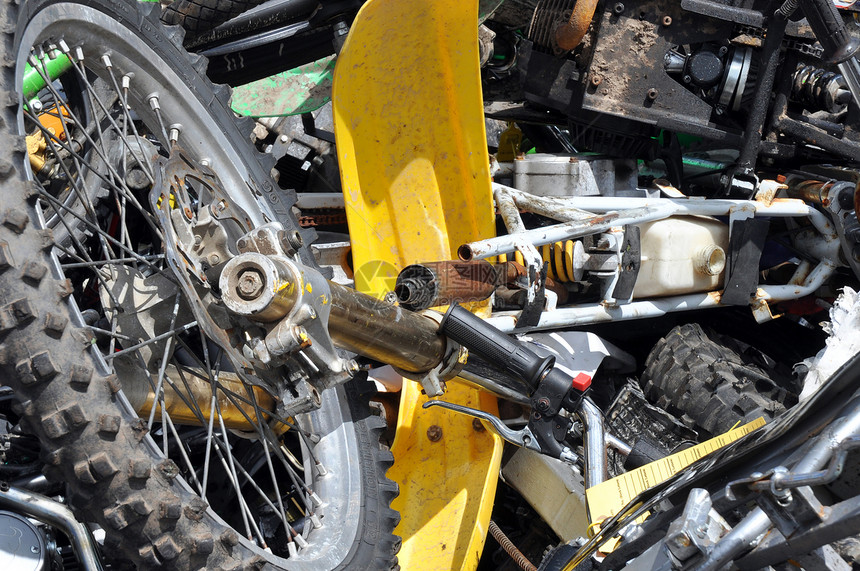 报废摩托车废料轮子轮胎回收自行车社会废料场图片