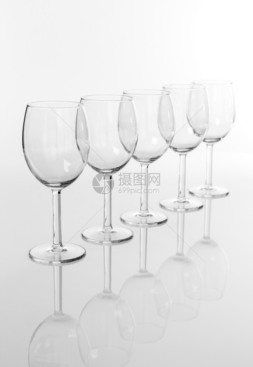 清空葡萄酒杯水晶酒精桌子美食饮料反射餐具团体玻璃厨房图片