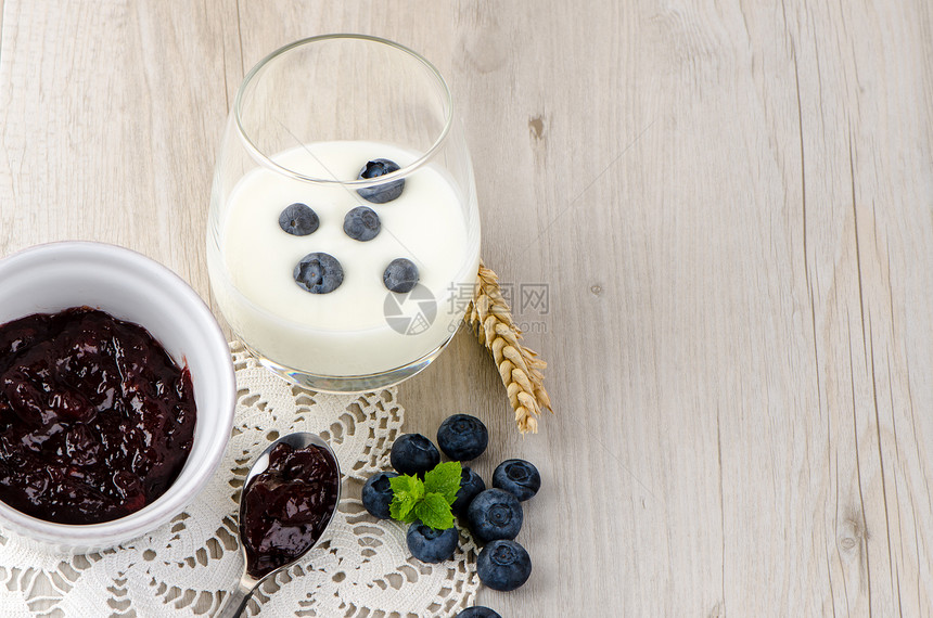 带新鲜蓝莓的酸奶浆果谷物宏观营养小吃茶点蜂蜜甜点饮食团体图片