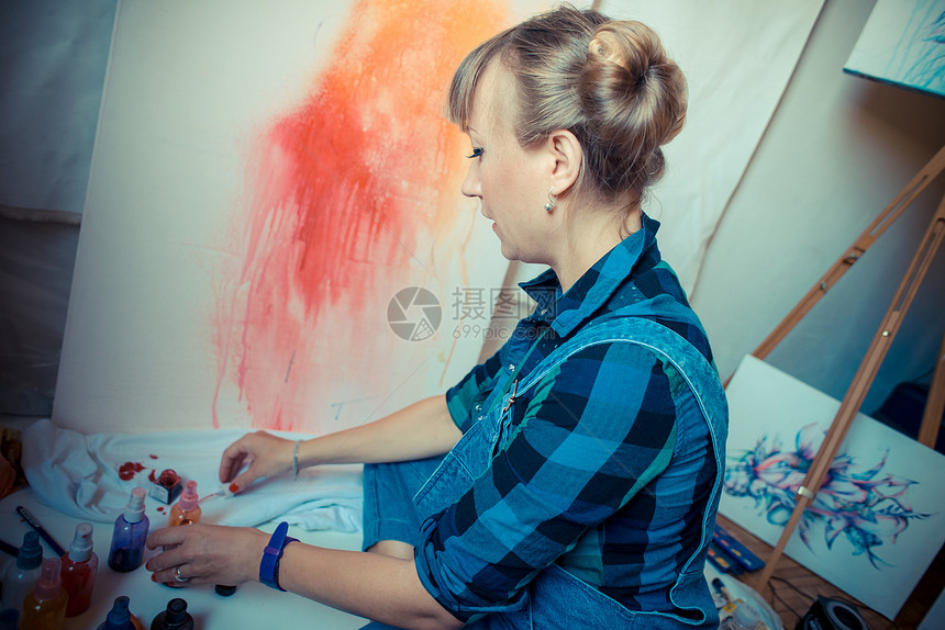 美丽的金发美女女画家工作室作坊爱好女士艺术家绘画女性刷子画笔创造力图片