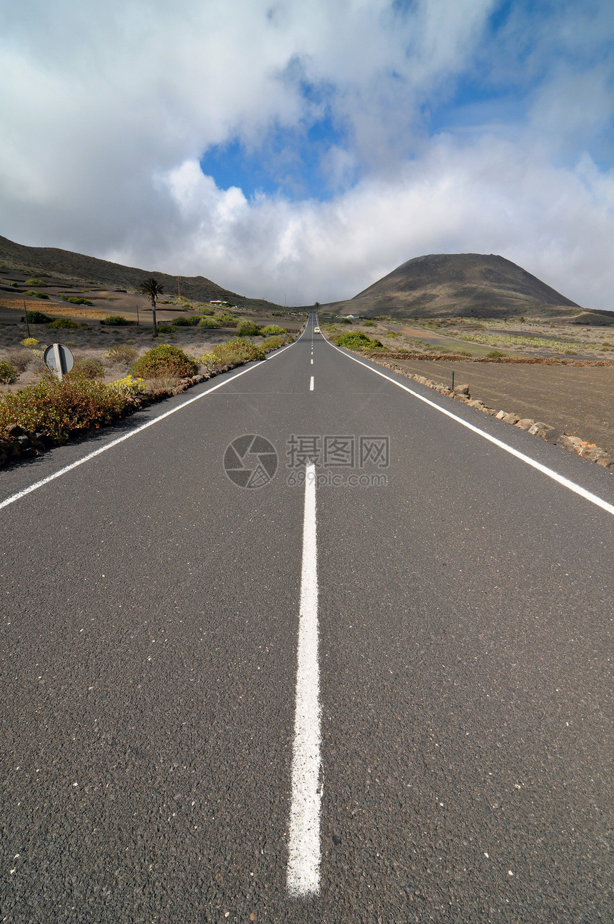 孤单的孤独路在死亡中晴天街道橙子地平线阳光寂寞衬套太阳山脉机动性图片