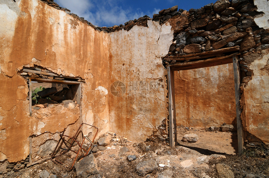 沙漠中被遗弃的房屋乡村建筑废墟房子金子衰变建筑学风化天空荒野图片