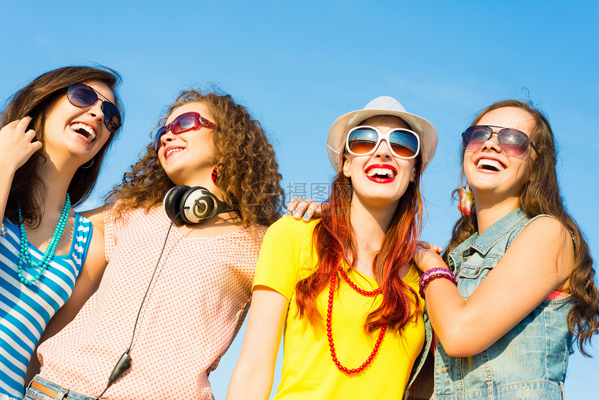 身戴太阳眼镜和帽子的青年群体女性庆典精力派对蓝色男生音乐喜悦闲暇活力图片