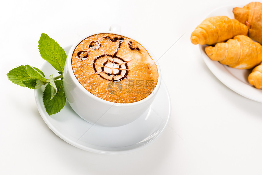 大杯咖啡和盘子上的羊角面包早餐泡沫液体香气薄荷饮料甜点桌子蛋糕杯子图片