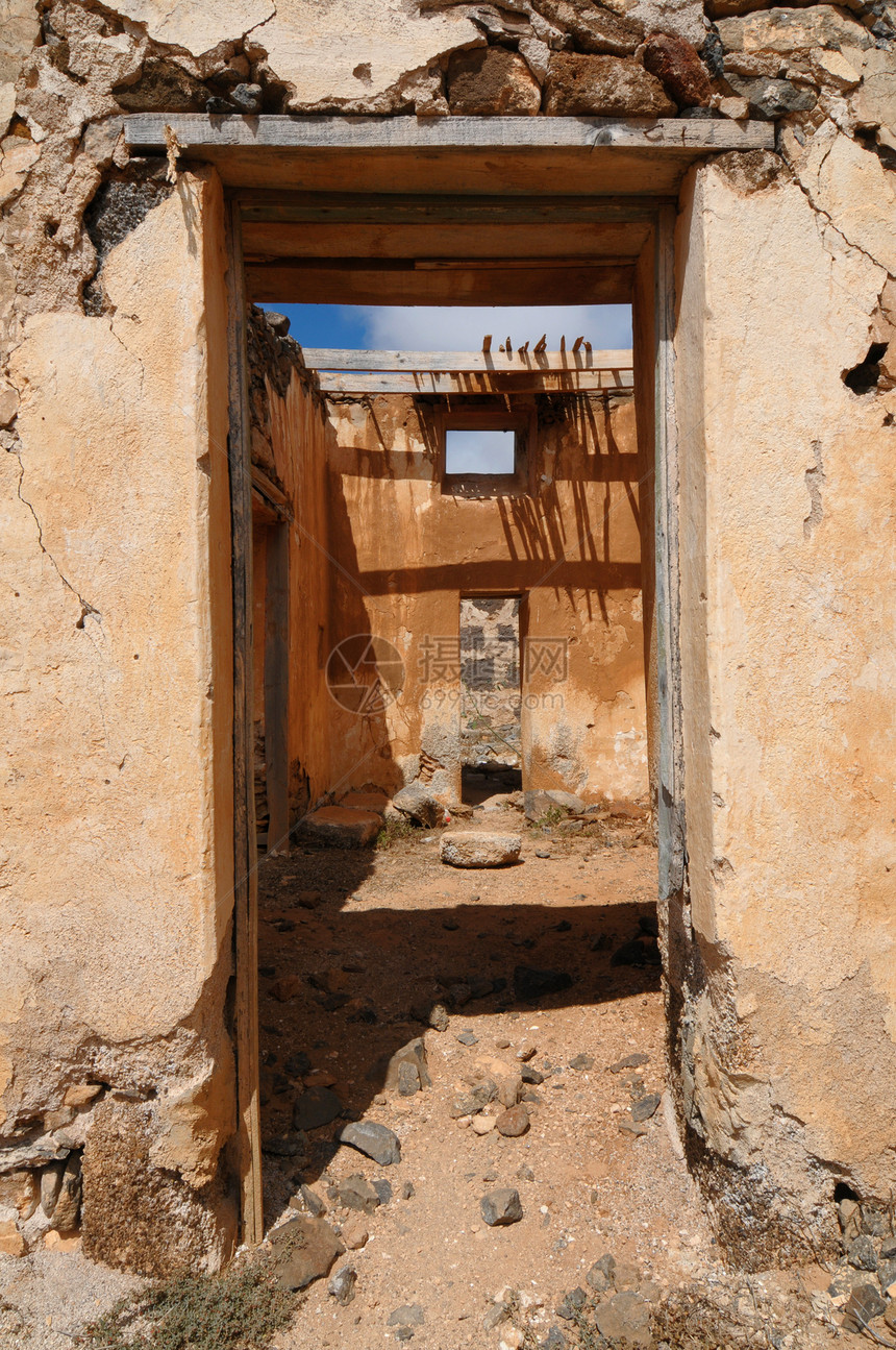 沙漠中被遗弃的房屋木头历史性废墟蓝色金子建筑窗户天空衰变国家图片