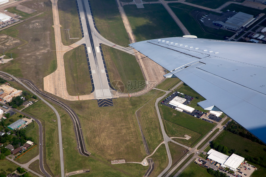 从空中观察的机场路景断开图片