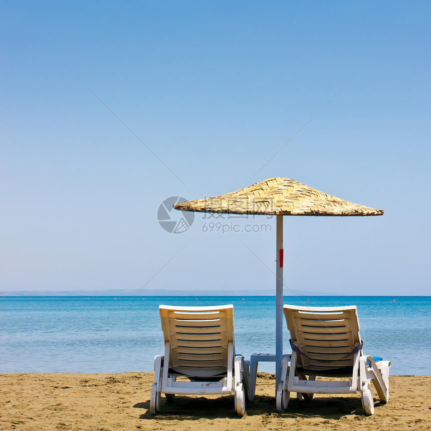 海滩椅天空假期边缘阳光旅行夫妻蓝色海岸线闲暇热带图片