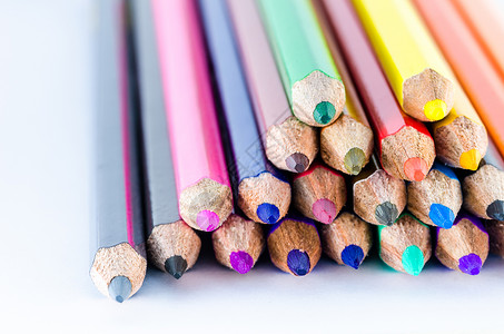 彩色铅笔蜡笔木头团体红色学校素描白色彩虹活力教育粉色背景图片