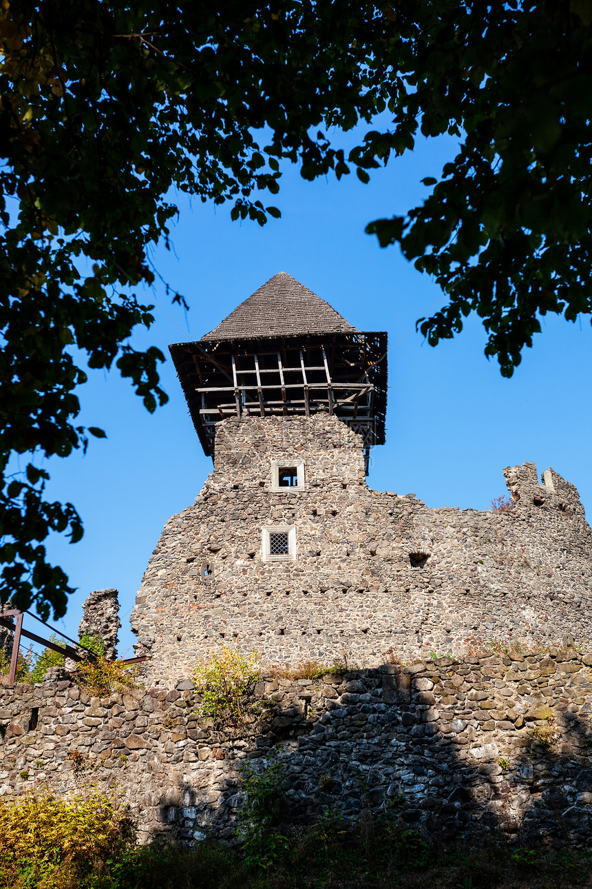 内维茨基城堡废墟旅行环境公园蓝色历史叶子石头地标天空图片