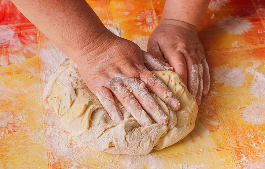 面团和手特写食物厨房烘烤桌子馅饼面粉面包酵母白色手指图片
