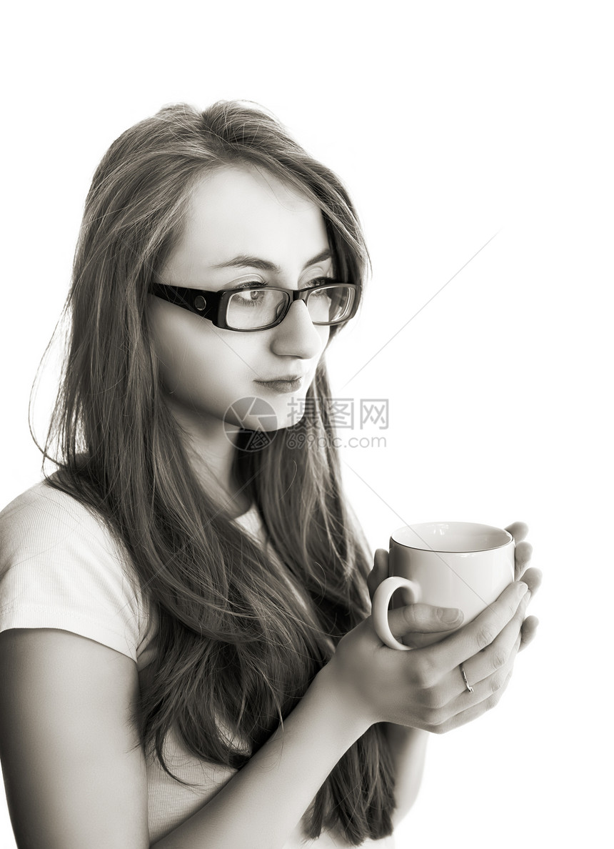 怀着茶杯的暴虐少女杯子饮料女性女士眼镜早餐乐趣食物白色成人图片